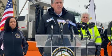 El Gobernador de RI, Dan McKee, anucia cierre centros de pruebas para Covid-19 como parte de los preparativos para la tormenta invernal
