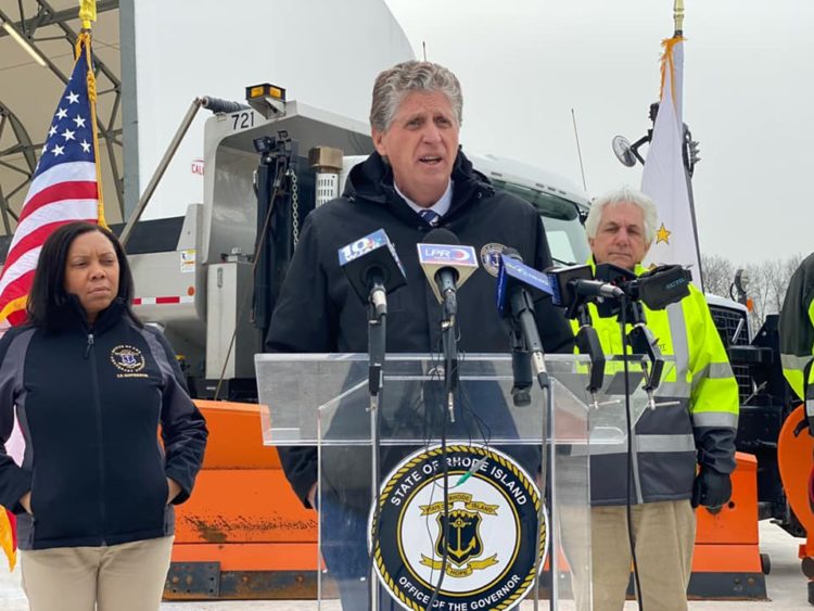 El Gobernador de RI, Dan McKee, anucia cierre centros de pruebas para Covid-19 como parte de los preparativos para la tormenta invernal