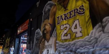 Una estatua temporal de Kobe Bryant e hija recuerda su muerte 2 años después