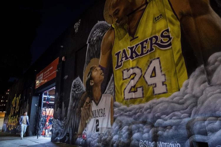 Una estatua temporal de Kobe Bryant e hija recuerda su muerte 2 años después