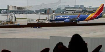 Expulsada de un avión por problema con tapabocas reclama 10,000,000 dólares