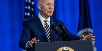 Biden considera “prematuro” relajar el uso de mascarillas en interiores