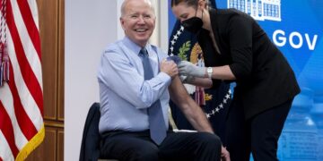 Biden se reúne con los padres de un estudiante de Estados Unidos encarcelado en Rusia