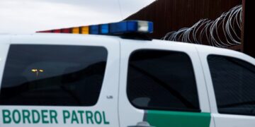 Acusan a exempleado de Patrulla Fronteriza de golpear en la cara a inmigrante