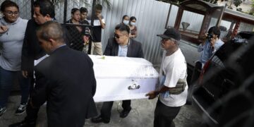 Sepultan en El Salvador los restos de padre e hijo ahogados en río Suchiate