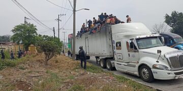 Hallan a 310 migrantes que viajaban hacinados en caja de tráiler en México