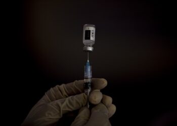 Estados unidos limita el uso de vacuna de J&J por riesgo de raros coágulos de sangre