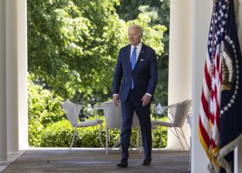 Pelosi advierte de la importancia del cambio a las energías renovables