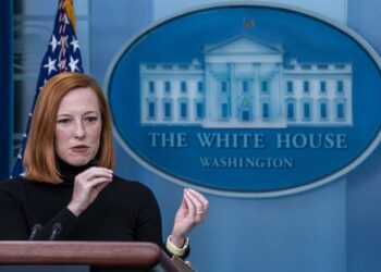 Pelosi advierte de la importancia del cambio a las energías renovables