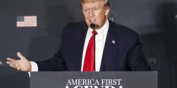 Trump reaparece orgulloso en Washington y anticipa su posible vuelta
