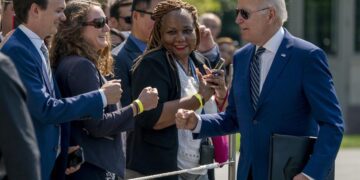Biden perdona parte de la deuda estudiantil en un guiño al voto joven