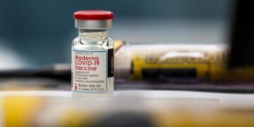 Estados Unidos aprueba refuerzo de vacunas Moderna y Pfizer adaptadas a ómicron