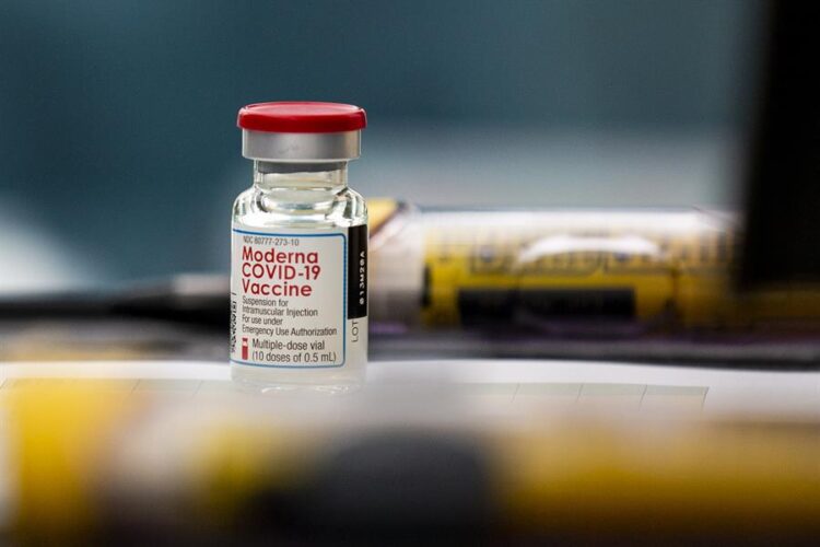 Estados Unidos aprueba refuerzo de vacunas Moderna y Pfizer adaptadas a ómicron
