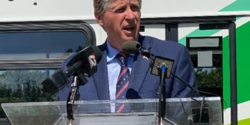 Gobernador Dan McKee positivo a Covid-19