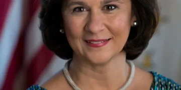 Candidata a la gobernación en Rhode Island, Nellie Gorbea, es fuertemente criticada por lanzar anuncio de Television para atacar al gobernador actual Dan Mckee