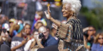 Muere la actriz Nichelle Nichols, que encarnó a Nyota Uhura de “Star Trek”