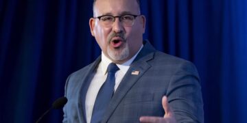 El secretario Cardona defiende plan de condonación de la deuda estudiantil