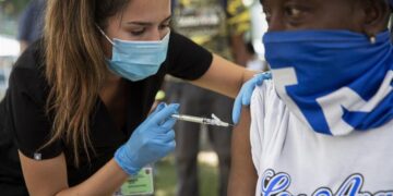 Nuevo aviso en español promueve entre latinos vacuna actualizada contra covid