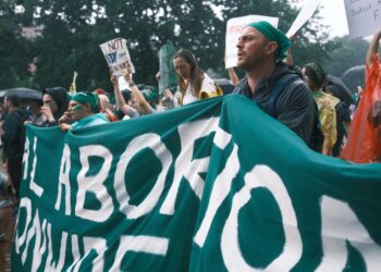 Economía y aborto surgen como los temas que más preocupan a votantes latinos