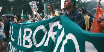 Economía y aborto surgen como los temas que más preocupan a votantes latinos