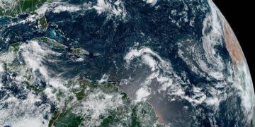 Danielle se intensifica en el Atlántico norte y puede convertirse en huracán