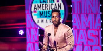 Romeo Santos y Rosalía fusionan bachata y sonidos flamencos en “El Pañuelo”