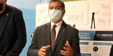 El secretario de Salud de Estados Unidos asegura que el país no ha superado la pandemia