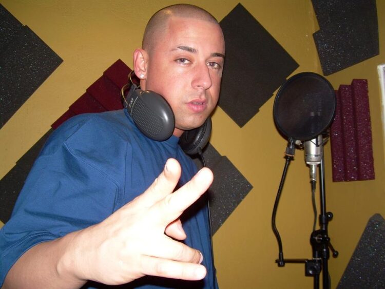 Artista puertorriqueño Cosculluela enfrenta 15 cargos por violencia machista