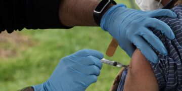 Departamento de Salud promueve vacuna actualizada contra covid entre latinos