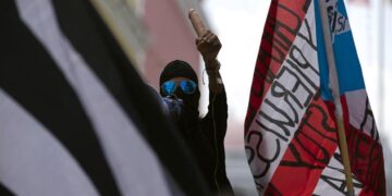 Policía de Puerto Rico detiene a grupo que protestó contra compañía eléctrica