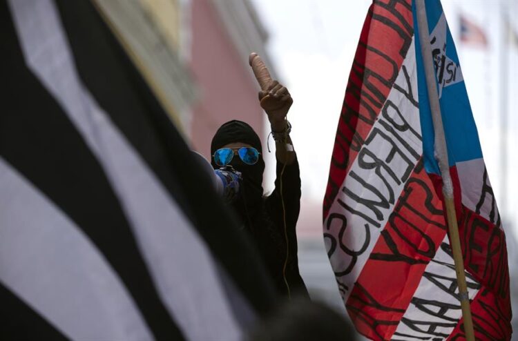 Policía de Puerto Rico detiene a grupo que protestó contra compañía eléctrica