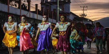 Un desfile en el estado mexicano de Chiapas mezcla Día de Muertos y Halloween