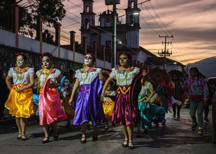Un desfile en el estado mexicano de Chiapas mezcla Día de Muertos y Halloween