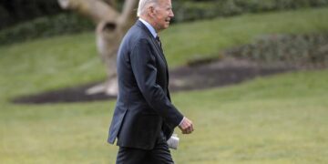 Biden firma la ley que extiende el presupuesto y evita un cierre de gobierno