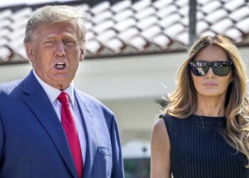 Juez multa a Trump por demanda “vaga” que buscaba “venganza” contra Clinton