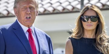 Juez multa a Trump por demanda “vaga” que buscaba “venganza” contra Clinton