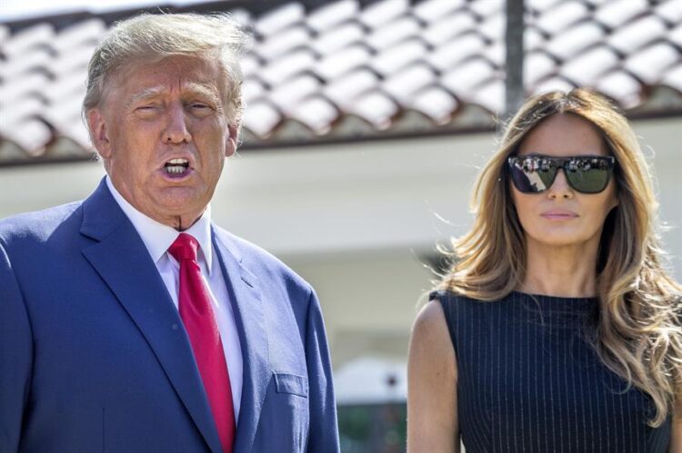 Juez multa a Trump por demanda “vaga” que buscaba “venganza” contra Clinton
