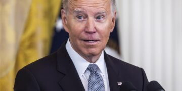 Biden da el visto bueno a la ley para desclasificar documentos sobre la covid