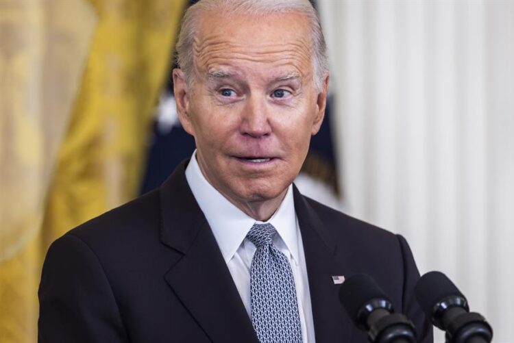Biden da el visto bueno a la ley para desclasificar documentos sobre la covid