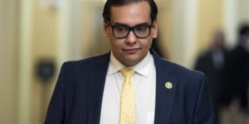 El congresista Santos, atrapado en una red de mentiras, aspira a reelección