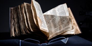 La biblia hebrea más antigua y completa vendida en Nueva York por 38.1 millones de dólares
