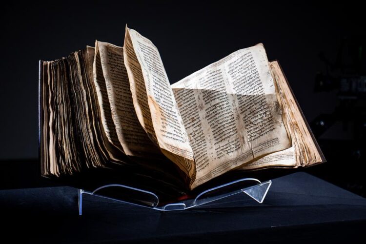La biblia hebrea más antigua y completa vendida en Nueva York por 38.1 millones de dólares