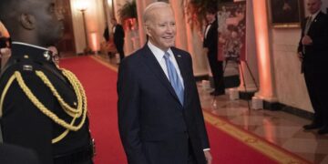 Biden espera que guionistas de Hollywood en huelga reciban un “acuerdo justo”
