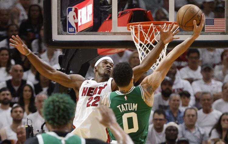 Los Celtics se aferran a la épica para derrotar