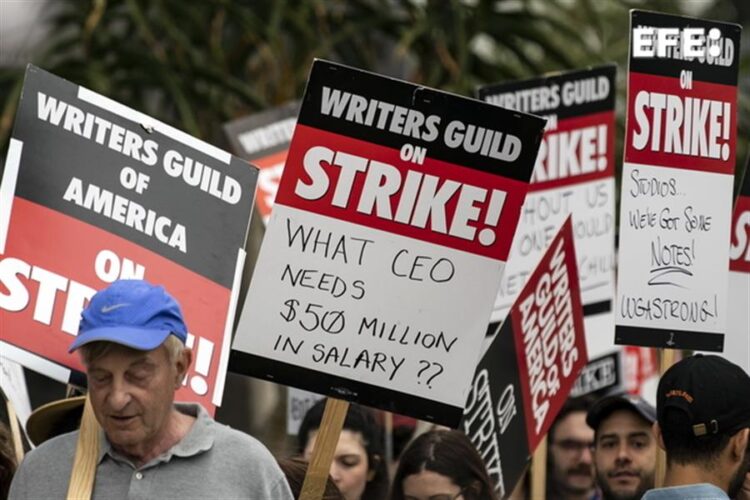Guionistas de Estados Unidos esperan que negociación de Sindicato de Directores presione a estudios