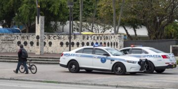 Policía de Miami busca a una mujer que drogó y robó a un hombre 600,000 dólares en joyas
