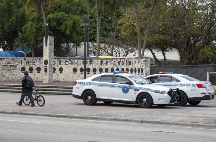 Policía de Miami busca a una mujer que drogó y robó a un hombre 600,000 dólares en joyas