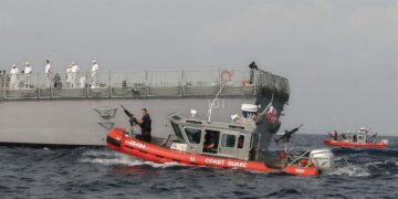La Guardia Costera de Estados Unidos haya posibles “restos humanos” entre los escombros del Titan