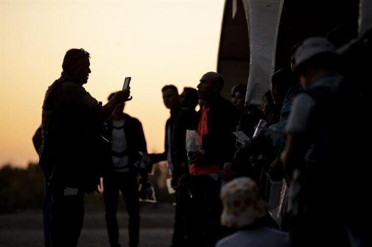 Nuevas políticas migratorias de Estados Unidos han creado un cuello de botella en la frontera sur