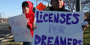 Entran en vigor las licencias de manejo para migrantes indocumentados en Massachusetts